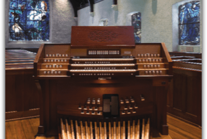 Gluck organ console in display position